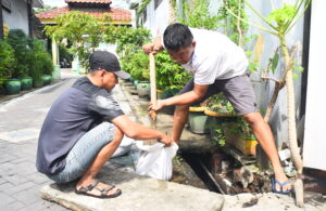 RW 02 Jambangan Gelar Kerja Bakti Massal, Fokus Jaga Kebersihan dan Antisipasi Banjir