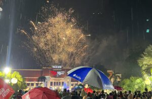 Merayakan Malam Tahun Baru 2025 di Balai Kota Surabaya