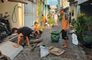 Warga RT 01 RW 12 Bendul Merisi Bersihkan Saluran Cegah DBD