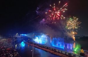 Perayaan Malam Tahun Baru di Jembatan Suroboyo