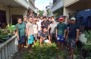 Warga Kalijudan Gotong Royong Merapikan Ranting Antisipasi Pohon Tumbang