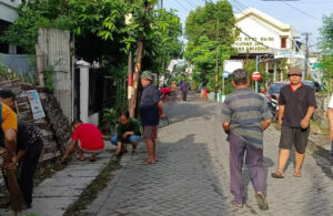 Warga RW 06 Sonokwijenan Kerja Bakti Rapikan Ranting Pohon