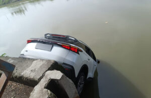 Kecelakaan Mobil Listrik Masuk ke Sungai